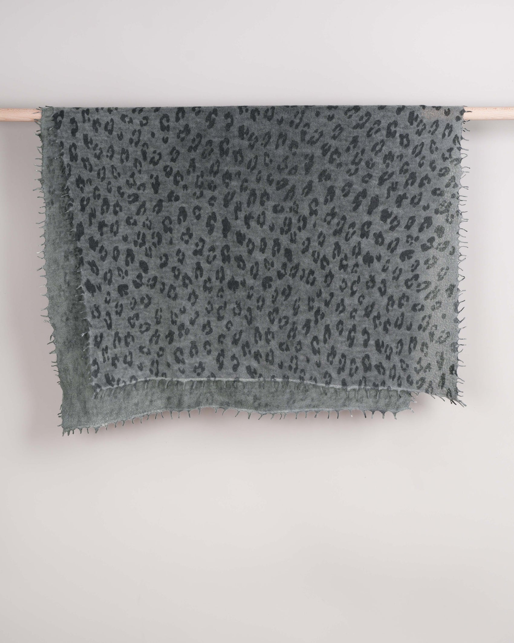 Leopard Pashmina Dark Gull Gray