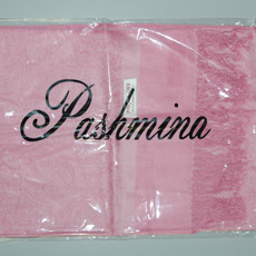 Fake-Pashmina aus China in typischer Blister-Verpackung