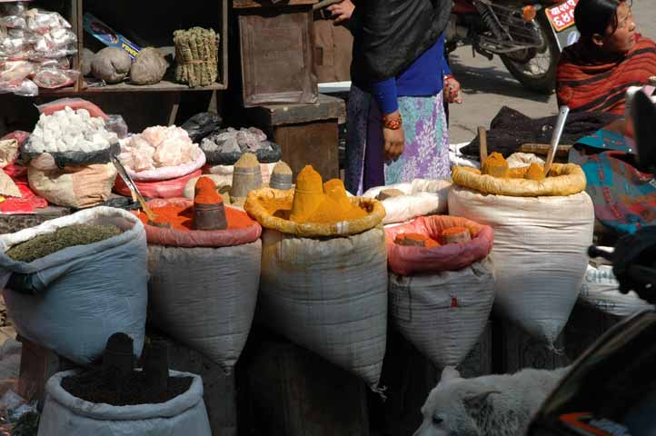 Gewürzstand auf Markt in Kathmandu